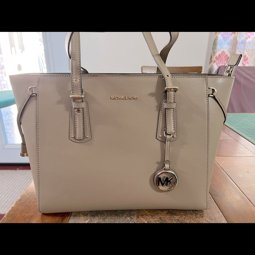 Michael Kors Medium Voyager in Truffle